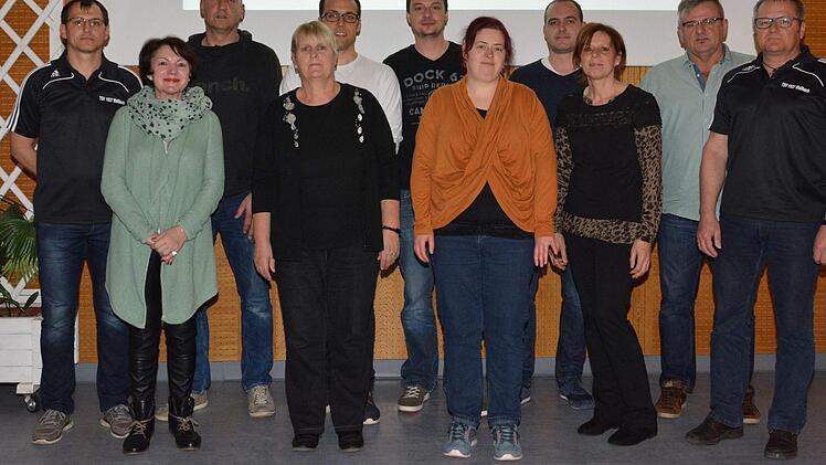 Für 25 Jahre beim TSV Wollbach wurden geehrt: (von links) Matthias Kessler, Karin Zehe, Wilhelm Kirchner, Renate Hahn, Tom Schneider, Florian Kriener, Marina Wolf, Stephan Geis, Michaela Wolf, Wieslaw Karwacki und Klaus Wiesler. Foto: Björn Hein