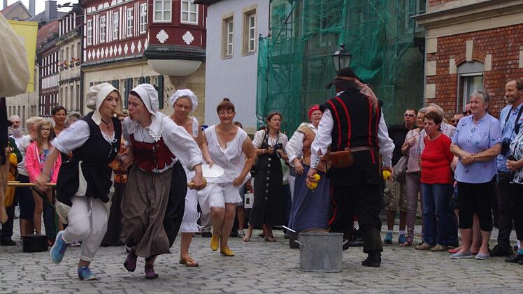 Ohne Koordinationsverm&ouml;gen ging beim Bratwurstellentanz gar nichts. Foto: Heike Sch&uuml;lein