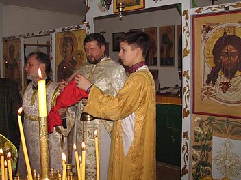 Lektor Sergey Bezrogov, Erzpriester Artemij Bodarenko und Messdiener Iwan Bondarenko (von links) beim Festgottesdienst zum  ersten Weihnachtsfeiertag am Sonntag. Martin Koch