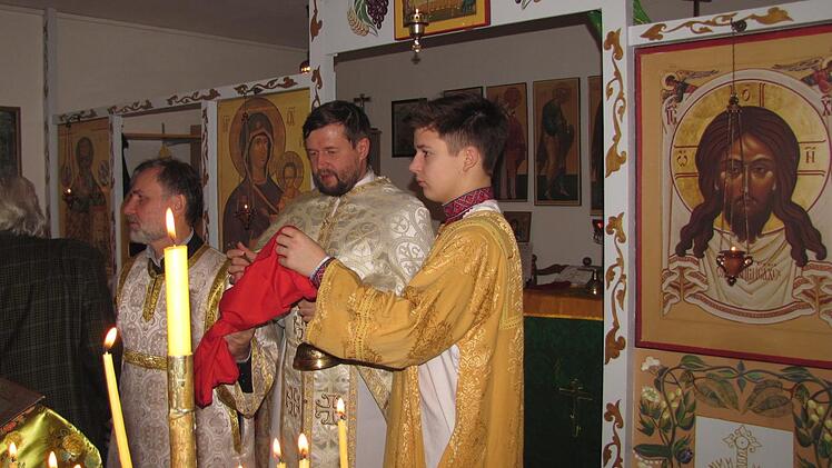 Lektor Sergey Bezrogov, Erzpriester Artemij Bodarenko und Messdiener Iwan Bondarenko (von links) beim Festgottesdienst zum  ersten Weihnachtsfeiertag am Sonntag. Martin Koch