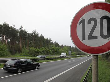Tempo-120-km/h-Schild an einer Autobahn Foto: Matthias Hoch