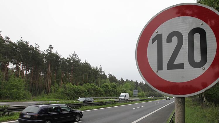 Tempo-120-km/h-Schild an einer Autobahn Foto: Matthias Hoch