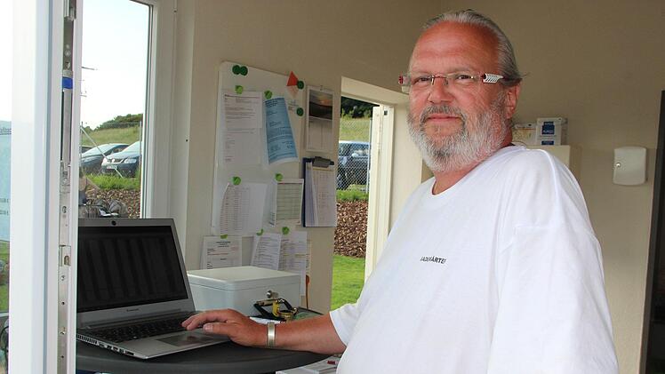 Helmut Meyer ist zufrieden mit dem ersten Monat der noch jungen Schwimmbadsaison.Heike Beudert