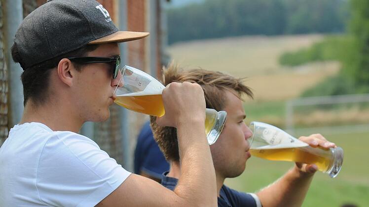 Gl&uuml;cklich, wer bei  hei&szlig;em Wetter auf eine Erfrischung bauen konnte, wie diese Zuschauer bei Wollbach gegen Obererthal.ssp