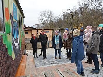 Im Garten vor dem Bauwagen wurde die Besuchergruppe aus Russland von den Schülern empfangen und über die Arbeit im Erdkinderplan informiert. Foto: Bernhard Panzer