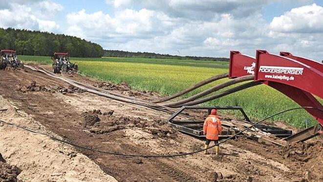 Im Norden von Münchaurach wurde der neue Kabelpflug getestet. Foto: Sänger