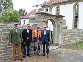 Die Friedhofsmauer im Bad Rodacher Stadtteil Heldritt ist grundlegend renoviert und neu gefestigt worden. Im Bild (von links) Carl-Hubertus von Butler (Vertrauensmann im Kirchenvorstand), Pfarrer Simon Meyer, "Restaurator" Waldemar Sperber und Bürgermeister Tobias Ehrlicher.  Foto: Volker Gundel