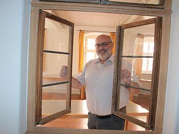 Der Oerlenbacher Bürgermeister Franz Kuhn hat überraschend angekündigt, dass er doch nicht für eine zweite Amtszeit kandidiert. Das Bild zeigt ihn im ehemaligen Rathaus Ebenhausen. Foto: Ralf Ruppert