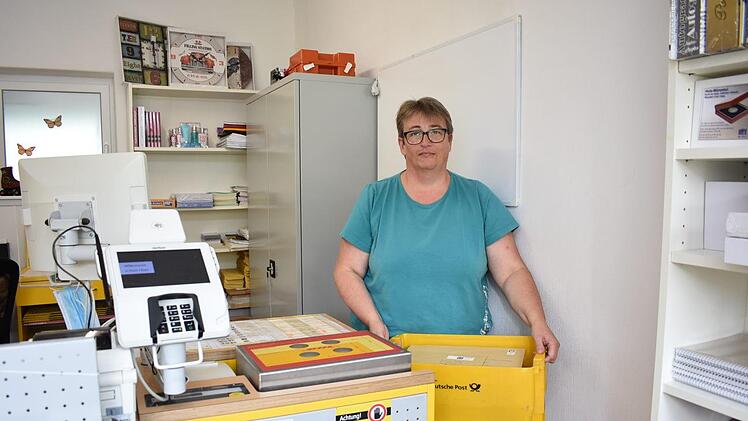Sylvia Schwarzmann in ihrer  Post-Filiale, die sie zum Monatsende schließt. Foto: Petra Malbrich