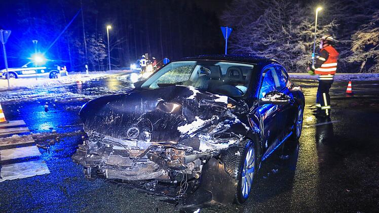 Bei einem Unfall im Landkreis Forchheim wurden drei Menschen schwer verletzt.