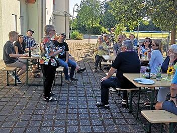 Beim Sommerfest von Forchheim for Future tauschen sich die Teilnehmer aus.