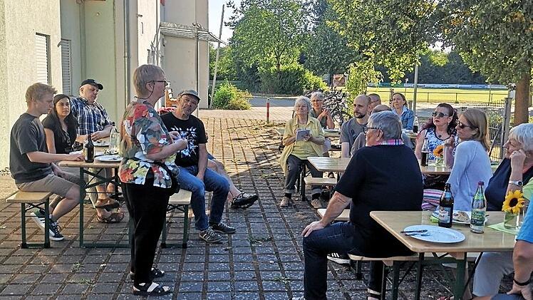 Beim Sommerfest von Forchheim for Future tauschen sich die Teilnehmer aus.