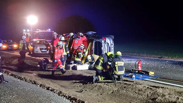 Ansbach: Fahranf&auml;nger &uuml;berschl&auml;gt sich mehrfach - Feuerwehr muss 18-J&auml;hrigen aus Auto retten