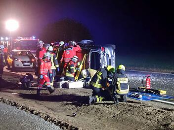 Ansbach: Fahranfänger überschlägt sich mehrfach - Feuerwehr muss 18-Jährigen aus Auto retten