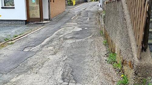 Ortsstra&szlig;e &bdquo;Am B&uuml;hl&ldquo; mit den Sch&auml;den im Bestand