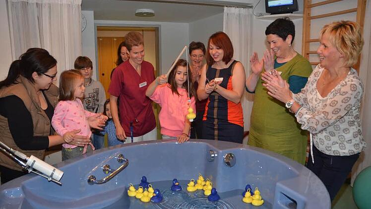 Viel Freude bereitet den Kindern das "Entenangeln" beim Tag des Kindes in der Helios-Frankenwaldklinik. Eltern und Ärztinnen spenden reichlich Beifall für die erfolgreiche Fischerin Kleopatra. Foto: Karl-Heinz Hofmann