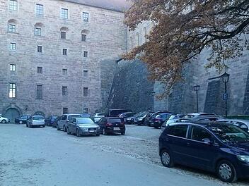 So sah es am Sonntag im Kasernenhof der Plassenburg aus. Manche Autofahrer parkten sogar in zweiter und dritter Reihe. Fotos: Archiv/S. Tiroch