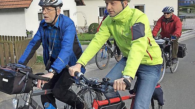 Zusammen mit rund 20 Interessenten radelte CSU-B&uuml;rgermeister-Kandidat Robert Bosch (rechts) das Zentbachtal von Schwarzach bis Schimmendorf ab. Dort ist schon lange ein Radweg gew&uuml;nscht. Links: J&uuml;rgen Tesarczyk, der Kulmbacher Ansprechpartner des ADFC. Foto: J&uuml;rgen G&auml;rtner
