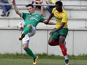 Der Sander Danny Schlereth (links) klärt vor DJK-Torjäger Alassane Kane.