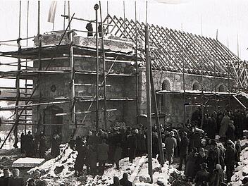 Die ganze Gemeinde half mit, als die Kirche Ende der 50er Jahre gebaut wurde. Repro: Reinhard Löwisch