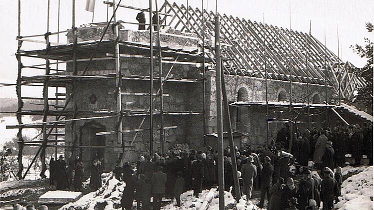 Die ganze Gemeinde half mit, als die Kirche Ende der 50er Jahre gebaut wurde. Repro: Reinhard Löwisch