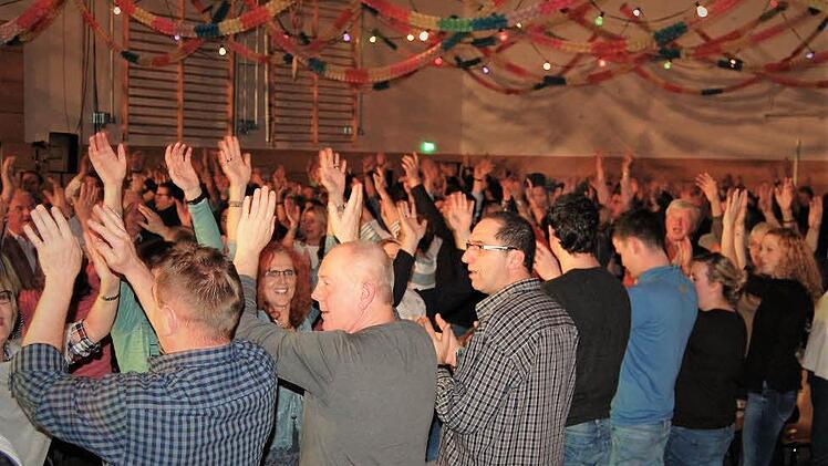 Tolle Faschingsstimmung in der Steinacher Henneberg-Halle. Foto: Sigismund von Dobschütz