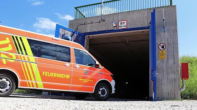 Der neue Mannschafts-Transportwagen wurde von der Deutschen Bahn AG f&uuml;r die ICE-Neubahnstrecke beschafft. Im Hintergrund der befahrbare Notausgang 3 des Tunnels "Eierberge" Foto: privat