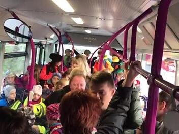 Künftig fahren keine Pendler mehr mit dem  7.50 Uhr-Bus. Die SÜC setzt nämlich einen zusätzlichen Schulbus ein, um die Situation am Morgen zu entschärfen.Radio-Eins