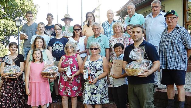 Die erfolgreichen Kegler bei der Dorfmeisterschaft wurden beim Sommerfest des Kegelsportvereins entsprechend geehrt. Rechts im Bild sind KSV-Vorsitzender Hans-J&uuml;rgen Dekarski und B&uuml;rgermeister Willi Sendelbeck. Foto: Horst Schneider