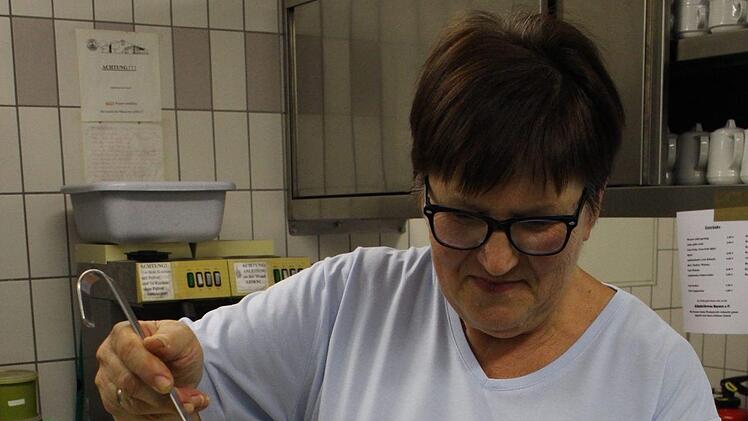 Angelika Schernich sch&ouml;pft die Kartoffelsuppe in den Teller.