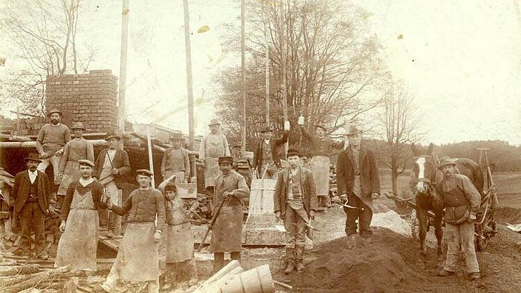 Vor weit über 100 Jahren entstand das Basaltwerk in Voccawind. Zu dieser Zeit gab es noch zwei Steinbrüche auf dem Zeilberg.