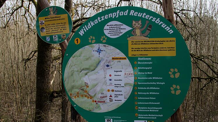 Zahlreiche Informationstafeln finden die Besucher auf dem Weg.