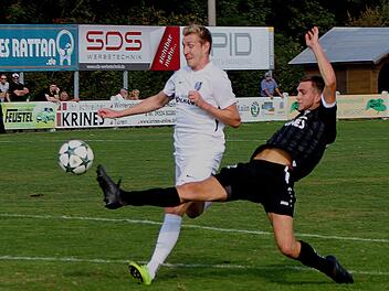 Den angesichts der Umst&auml;nde unerwarteten Torreigen er&ouml;ffnete der Sander Christopher Gonnert (rechts), als er hier noch mit langem Bein durchst&ouml;&szlig;t und den Ball am Karlburger Marco Schiebel vorbei ins untere linke Tordreieck spitzelt. Foto: G&uuml;nther Geiling