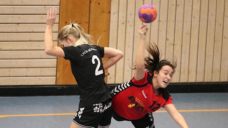 Emelie Reisinger von der TSG Estenfeld (rechts) kommt gegen Anna Pragmann vom FC Bad Brückenau zum Wurf. Die FClerinnen verloren ihr Spiel knapp. Foto: Sebastian Schmitt