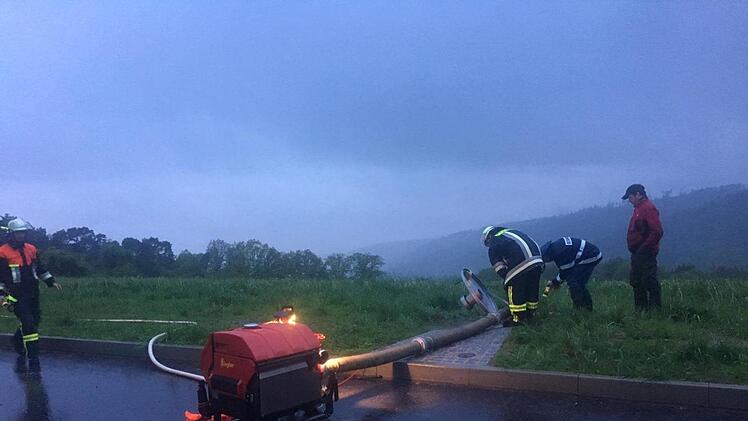 Wasserrohrbruch: Die Feuerwehr Rupboden im Einsatz. Foto: Thomas Hüfner