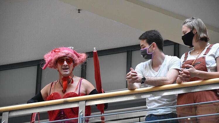 Wann kann man schon mal so dicht neben einem Opernstar stehen?