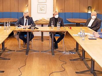 Die SPD-Landtagsabgeordneten (von links) Inge Aures, Horst Arnold, Stefan Schuster und Klaus Adelt im Gespräch mit dem aus Kulmbach stammenden Landesvorsitzenden der Deutschen Polizeigewerkschaft, Jürgen Köhnlein