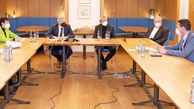 Die SPD-Landtagsabgeordneten (von links) Inge Aures, Horst Arnold, Stefan Schuster und Klaus Adelt im Gespräch mit dem aus Kulmbach stammenden Landesvorsitzenden der Deutschen Polizeigewerkschaft, Jürgen Köhnlein