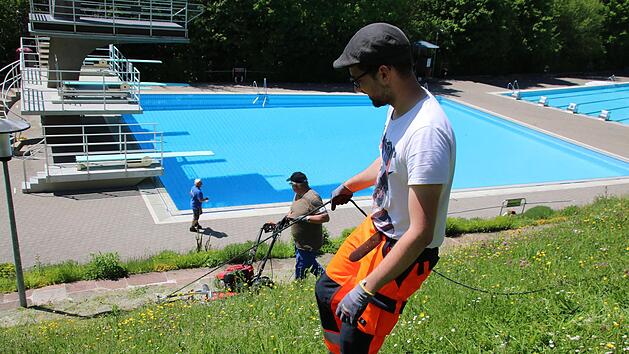 8500 Quadratmeter Wiese musste das Bauhofpersonal der Stadt Bad Kissingen m&auml;hen. Am l&auml;ngsten dauern dabei die kleinen Seitenst&uuml;cke.