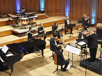 Mit ihrer Besetzung als romantisches Kammerorchester erinnerte die Staatsbad Philharmonie Kissingen an die Tradition der Kurmusik des 19. Jahrhunderts.