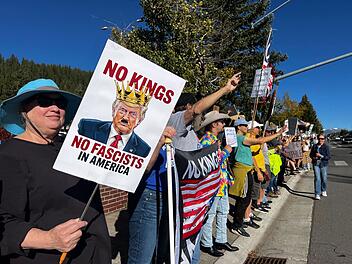«No Kings» Demonstrationen - Truckee