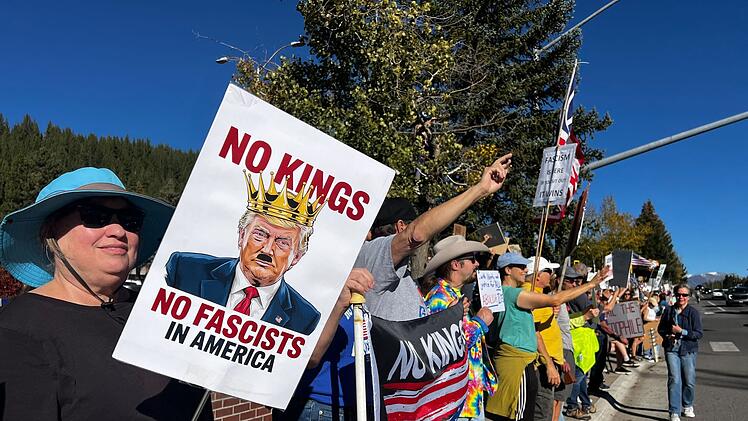 «No Kings» Demonstrationen - Truckee