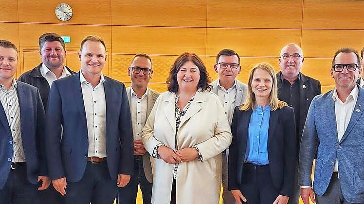 Von links: Matthias Hauke (B&uuml;rgermeister Markt Zeitlofs), Alexander Schneider (B&uuml;rgermeister Markt Geroda), Nico Rogge (B&uuml;rgermeister Gemeinde Oerlenbach), Mario G&ouml;tz (Landrat LK Bad Kissingen), Katja Habersack (B&uuml;rgermeisterin Gemeinde Motten), A...