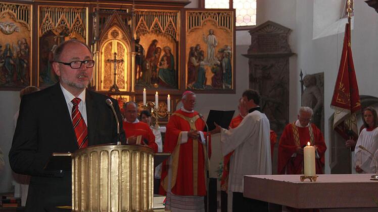 Bürgermeister Robert Herrmann trägt seine Fürbitten vor.