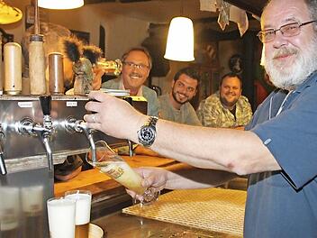 Werner Müller steht am Zapfhahn. Der ausgebildete Krankenpfleger ist heute überzeugter Wirt und hat den Schritt in die Selbständigkeit noch nie bereut. Foto: Heike Beudert