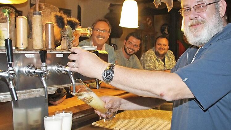 Werner Müller steht am Zapfhahn. Der ausgebildete Krankenpfleger ist heute überzeugter Wirt und hat den Schritt in die Selbständigkeit noch nie bereut. Foto: Heike Beudert
