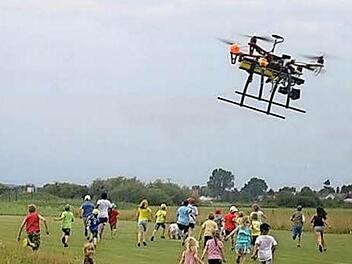 Die jungen Modellpiloten stürmen beim Schautag in Limbach nach dem Bonbonregen das Flugfeld am Vereinsgelände der Höchstadter Modellflieger. Foto: Philipp Dorsch