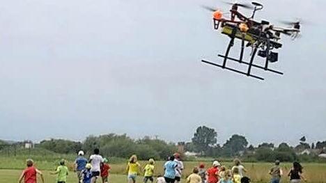 Die jungen Modellpiloten stürmen beim Schautag in Limbach nach dem Bonbonregen das Flugfeld am Vereinsgelände der Höchstadter Modellflieger. Foto: Philipp Dorsch