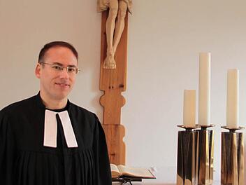 Andreas Gebelein in der evangelischen Kirche in Weismain, wo er am Sonntag als Vikar in einem Gottesdienst vorgestellt wird. Foto: Jürgen Gärtner