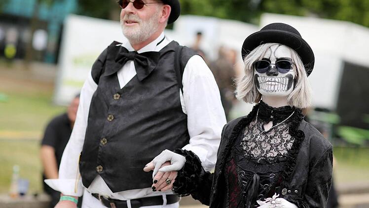 In knappen Outfits, opulenten Kleidern und kreativen Verkleidungen präsentieren sich die Teilnehmer des Wave-Gotik-Treffens in Leipzig. Foto: dpa